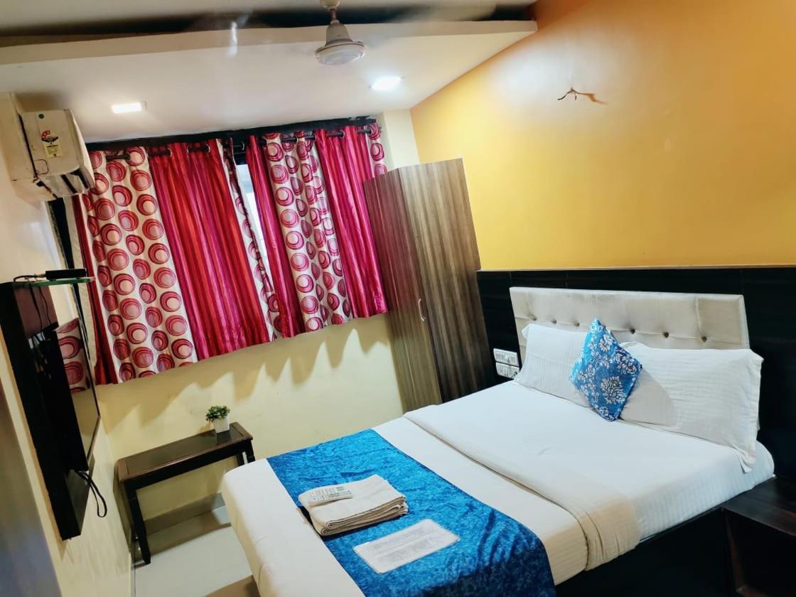 Hotel Golden Galaxy - Santacruz East Mumbai Exteriör bild